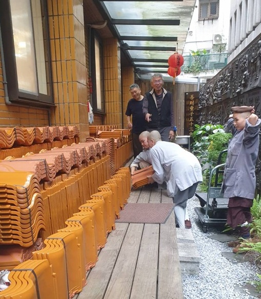 一次搬720片大尺寸宮殿瓦，壓力頗大。感覺參與了一點點建造工程、與有榮焉！